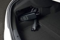 充電ケーブル。トランクルームの左端に収納されている。