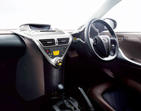 同じく「iQ」のインテリア。よく見比べてみると、似ているような、似てないような……？