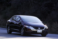 ボディカラーは、光によって色が変化するスターガーネットをモチーフにしたもの。FCXクラリティのボディを一粒の宝石に見立てたという。ちなみに、クラリティ（＝明快の意）という車名には、未来の自動車社会に対する明快な解決策を創造するという意思が込められている。 