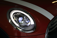 「クーパー」「クーパーS」とも、オプションで光軸を自動制御する「アダプティブ・ヘッドライト」を設定。よく見ると、レンズの脇には「MINI」のロゴがあしらわれている。
    