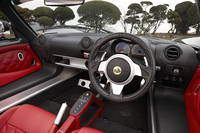 「エキシージSロードスター」のインテリア。写真では見づらいが、オプションの「コンビニエンスパック」装着車には、インストゥルメントパネルの中央にカップホルダーが装備される。
    