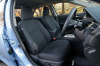 運転席には、前後スライドやリクライニングなど、8ウェイの電動調整機構が備わる。