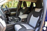 エントリーグレード「ロンジチュード」のシート表皮はファブリック。ただし、カーナビやプレミアムサウンドシステムといった快適装備は標準で備わる。
    