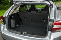 「インプレッサスポーツ」のラゲッジルーム。新型「インプレッサ」の荷室容量は、「スポーツ」が385リッター、「G4」が460リッターとなっている。（写真をクリックすると、シートの倒れる様子が見られます）