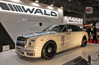 今回の出展車両中の最高価格車かもしれない「ロールス・ロイス ファントム ドロップヘッドクーペ」の、「WALD BLACK BISON EDITION」。ホイールは24インチで、エアロパーツの価格だけでおよそ250万円。