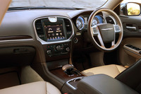 伊ポルトローナ・フラウ社製のフォリーニョ・レザーを採用するインストゥルメントパネル。ヒーテッドステアリングホイールやヒーター・クーラー付きフロントカップホルダーなどが標準で備わる。