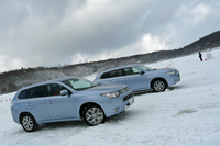 今回のテスト車は「三菱アウトランダーPHEV」。2012年10月に発売された2代目「アウトランダー」をベースに、2つのモーターと発電機、走行用バッテリーを搭載してプラグインハイブリッド車としたものだ。
    