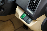 「M」「L」「Li」のFFモデルには、ECONスイッチが備わる。エンジン、CVT、エアコンを協調制御し燃費消費を抑えるシステムだ。