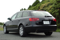 【スペック】
	A6アバント 2.4：全長×全幅×全高＝4935×1855×1475mm／ホイールベース＝2845mm／車重＝1730kg／駆動方式＝FF／2.4リッターV6DOHC24バルブ（177ps/6000rpm、23.4kgm／3000-5000rpm）価格＝586万円（テスト車＝674万円／レザーパッケージ＝35万円／プラスパッケージ（手動サンブラインド＋アコースティックパーキングシステム＋パドルスイッチ付き本革巻きステアリングホイール）＝18万円／バイキセノンパッケージ＝18万円／電動ガラスサンルーフ＝17万円）
	 