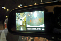 アラウンドビューモニターを内蔵した自動防眩ルームミラー。
    