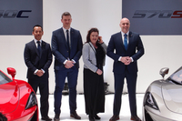 写真左から、マクラーレン・オートモーティブ・アジアの名取雅裕オペレーションマネジャー、英マクラーレンのロバート・メルヴィル チーフデザイナー、アマンダ・マクラーレン氏、そして英マクラーレンのデイビッド・マッキンタイヤー アジア太平洋地域担当リージョナルディレクター。