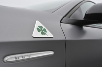 フェンダー部には、「クアドリフォリオ ヴェルデ（緑色の四つ葉のクローバー）」のエンブレムが添えられる。