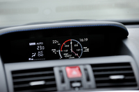 2リッター車では、マルチインフォメーションディスプレイにブースト計を表示することができる。
    