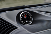 エンジン／シャシー／トランスミッションの特性をよりスポーティーに変化させるオプション「スポーツクロノパッケージプラス」も選択可能。写真は、該当モデルのダッシュボードに装着されるストップウオッチ。
    