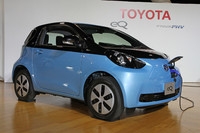 「iQ」をEV化した「eQ」。フロントに充電口（普通充電／急速充電）が備わるほか、前後バンパーやホイールキャップも専用となる。ツートンカラーも特別に用意されたもの（モノトーンも選択可能）。価格は360万円（税込み）。