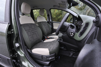 タスカングリーンのボディーカラーには、グリーン／サンドベージュのシート（表皮はファブリック）が組み合わされる。