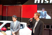NISMOのチーフプロダクトスペシャリスト田中宏志氏（写真左）、NISMOレーシングドライバー ミハエル・クルム氏（写真右）。