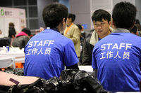 飲食コーナーでくつろぐフォードスタッフの皆さん。手前の黒いポリビニール袋は私物入れ。中国では一般的な用法である。