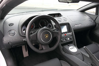 運転席まわりの様子。日本仕様車には、2ゾーンエアコン、ナビゲーションシステム、携帯音楽プレーヤー用インターフェースなどの快適装備が備わる。ボタン操作で車高を上げて、フロントバンパーと障害物との干渉を防ぐリフティングシステムも標準装備。