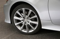 テスト車にはオプションの19インチタイヤ（4万2120円）が装着されていた。サイズは前が235/40R19、後ろが265/35R19となる。