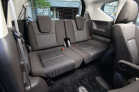 「フリード」の3列目シートは5：5の分割格納式。「ステップワゴン」や「ジェイド」が床下格納式なのに対し、こちらは左右跳ね上げ式となる。