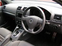 2ペダルマニュアルトランスミッション「DSG」と、MTモデルをラインナップする。ちなみに、いずれもギアは6段。DSG仕様に搭載可能な「ステアリングパドル」はまだなく、秋頃導入されるという。