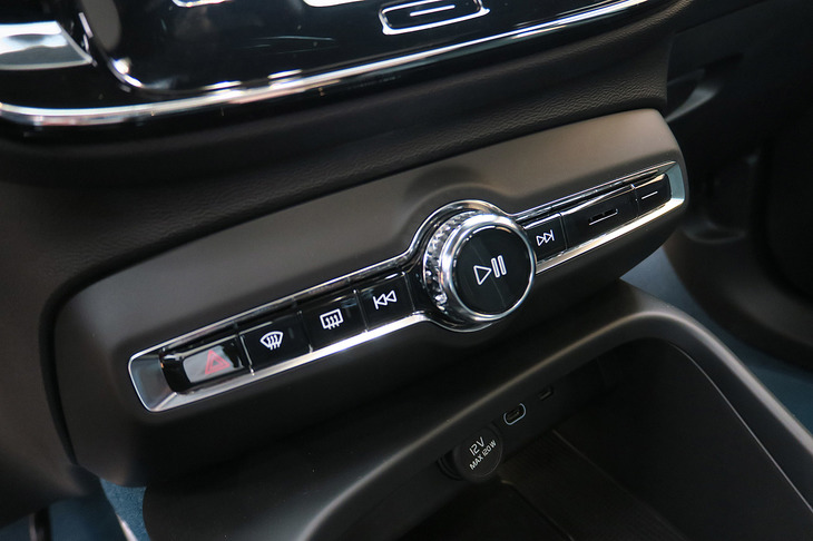 ボルボC40リチャージ（センタークラスター）