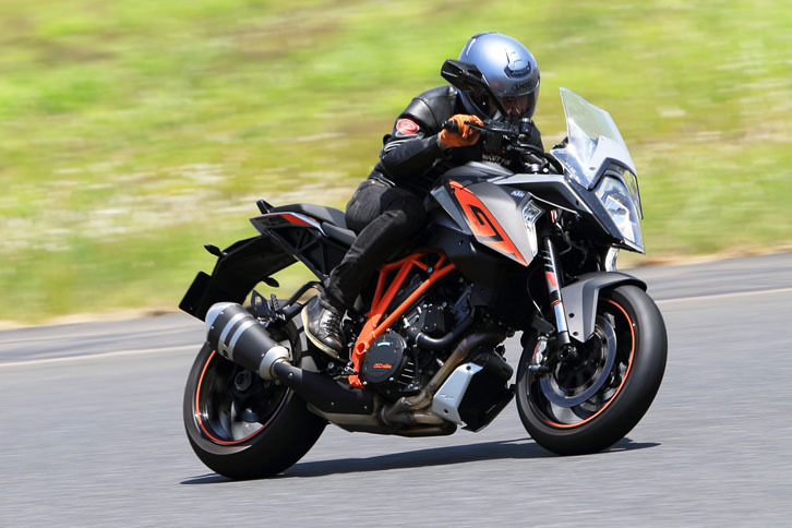 最上級スポーツツアラーたる「1290スーパーデュークGT」には、減衰力を自動調節する「WPセミアクティブサスペンション」が装着される。