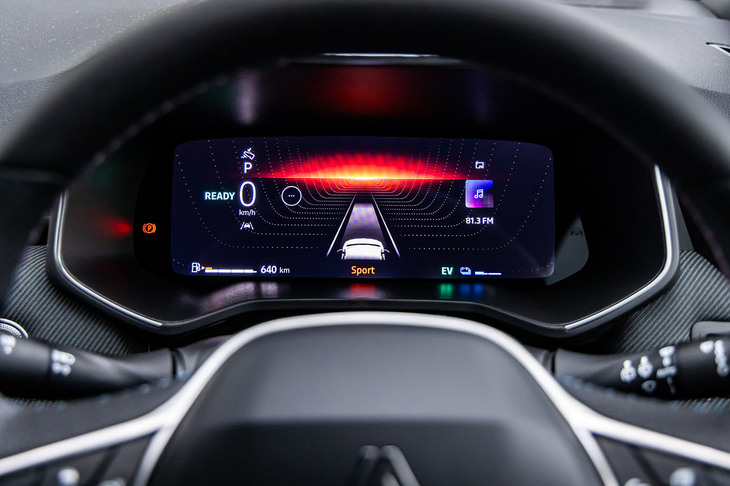 デジタルインストゥルメントパネルは従来型の7インチサイスから、全面液晶ディスプレイとなる10インチサイズに拡大された。写真は「Sport」を選択した際のメーターデザイン。