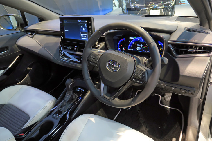 トヨタ・カローラ ハイブリッドW×B（インストゥルメントパネルまわり）