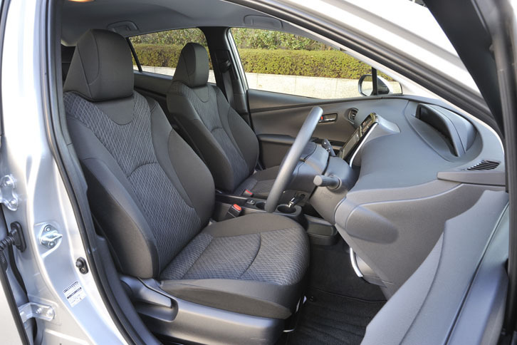 「E」グレードのシート表皮はごくベーシックなファブリックとなる。