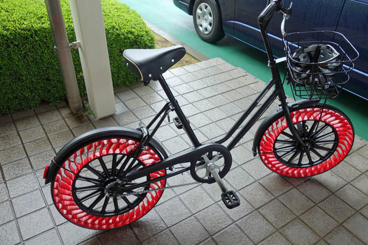 会場の一角には、空気のいらない自転車用タイヤ「ブリヂストン・エアフリーコンセプト」も展示されていた。2019年の実用化を目指すという。ウエットテストをしていないということで、試乗はかなわなかった。（写真＝webCG）