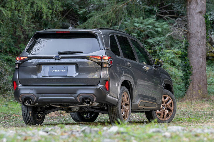 絞り込みのほとんどない、ワイドな新型「フォレスター」のお尻。テールゲートを横断する横一文字の装飾が、よりワイド感を引き立てている。