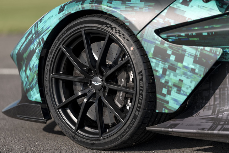 タイヤは、フロント20インチ、リア21インチの「ミシュラン・パイロットスポーツS 5」。その内側には、フロント410mm、リア390mmのカーボンセラミックディスクがおさまる。