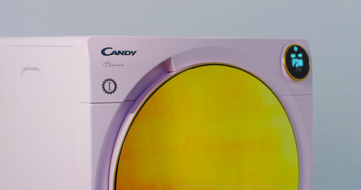 「ミレニアル・ピンク」。ドアには偏光ガラスが用いられ、本体には「GARAGE ITALIA」のマークも入る。右上がスマートリング。