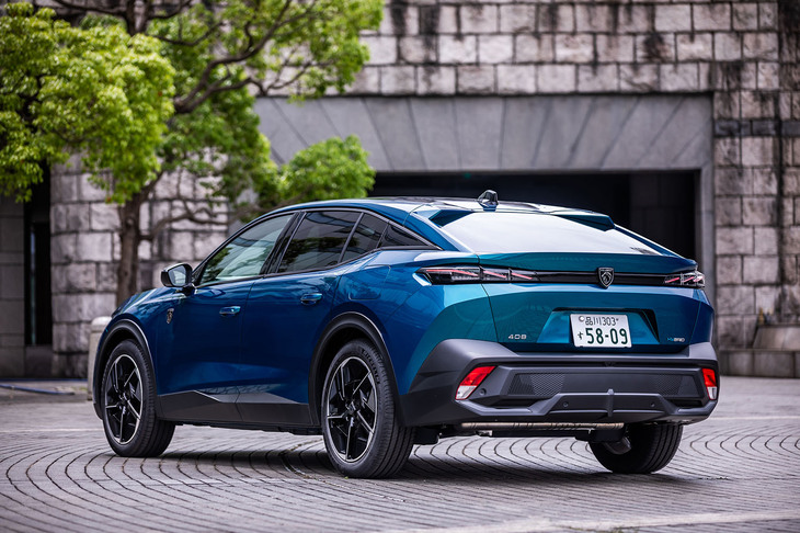 彫りの深い大胆なプレスラインやテールに向かってなだらかに傾斜するルーフとリアウィンドウなどに加え、全グレードに採用される19インチホイールも「408」のエクステリアにおける特徴である。