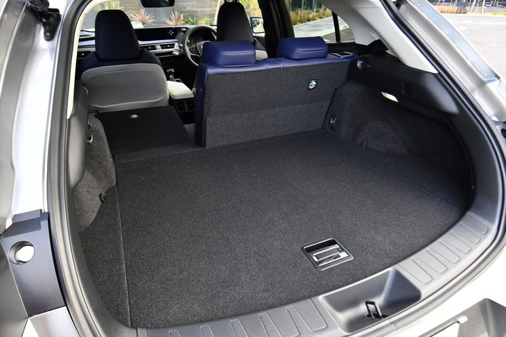 荷室の容量は、40：60分割可倒式の後席を倒すことで最大995リッターにまで拡大できる。