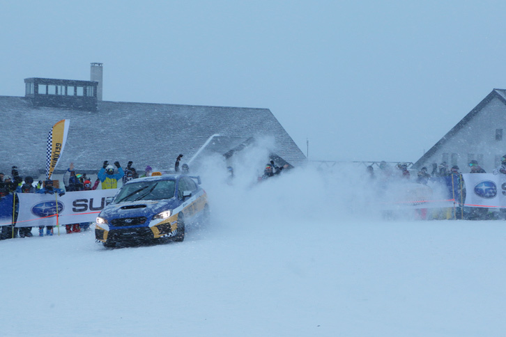ラリードライバー鎌田卓麻選手によるデモランでは、雪を頭からかぶって喜ぶ観客多数。