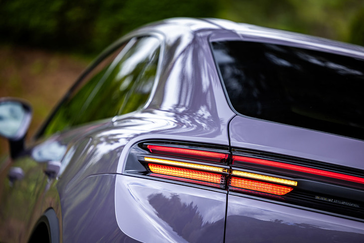 立体的なLEDリアコンビランプは水平基調。フル電動モデルの「タイカン」はもちろんのこと、「911」や「カイエン」といったエンジン搭載車にも通じるデザインが採用される。