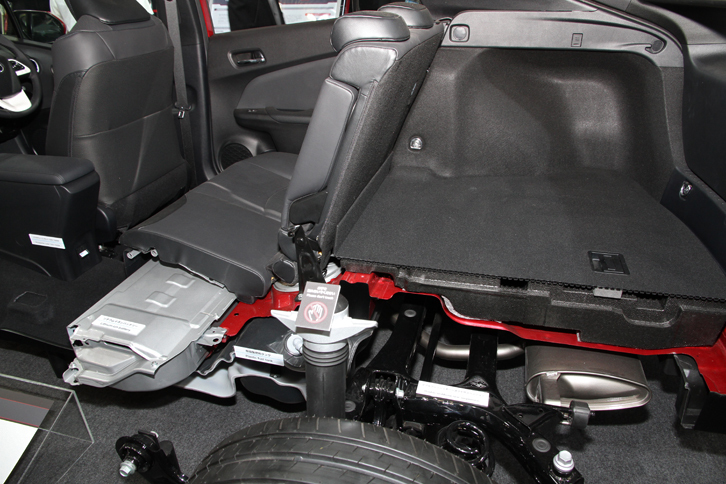 新型「トヨタ・プリウス」のカットモデル。こうして見ると、新型リチウムイオンバッテリーのコンパクトさがよくわかる。