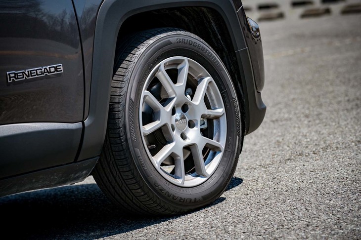 マイナーチェンジによってホイールも新デザインに。テスト車には「ブリヂストン・トランザT001」タイヤが装着されていた。