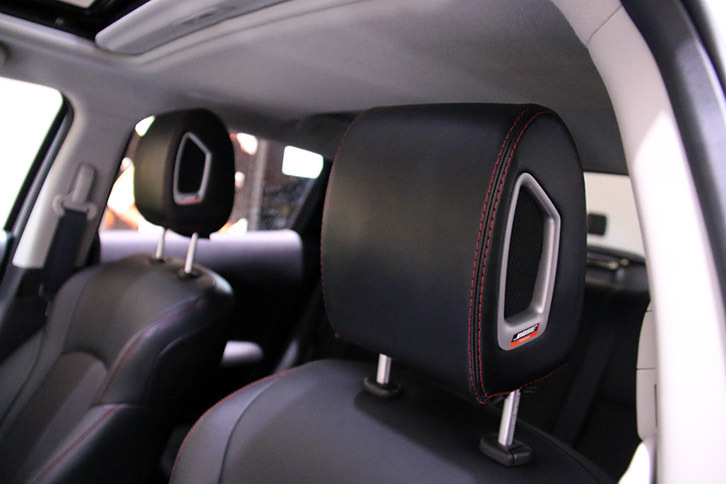 「スモール・ヴィークルシリーズ」も、ヘッドレスト埋め込み型スピーカーを採用することにより豊かな音場空間を実現している。ただしヘッドレスト内蔵といっても直接耳に伝わる感覚ではなく、車内全体に音が広がるところに音響デザインの妙がある。