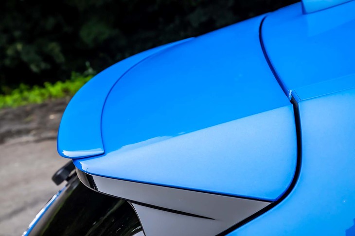 ルーフラインをそのまま延長した形状のリアスポイラーには、控えめなエクステンションが備わる。「FペースSVR」の空気抵抗係数は0.37と発表されている。