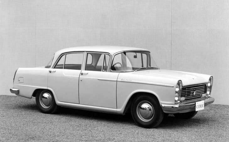 1960年「日産セドリック スタンダード」（30）。サイドまで大きく回り込んだフロントのラップラウンドウィンドウ、縦4灯のヘッドライトなどこちらもデザインは米車風だが、メカニズムは「オースチンA50」から受け継いでいた。