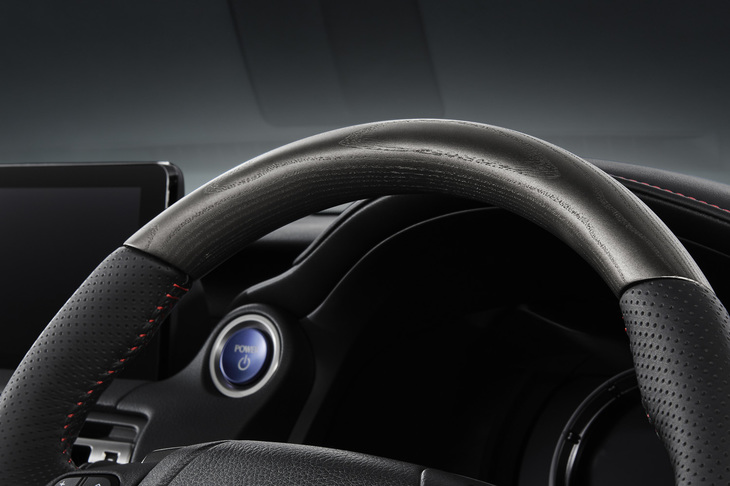 “Fスポーツ モードグリッター”専用のステアリングホイール。アッシュウッドとディンプル本革のコンビネーションで、シフトパドルも備わる。