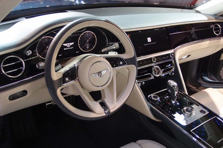 
	センターのエアコン吹き出し口は、「コンチネンタルGT」とは異なる意匠が採用されている。
	