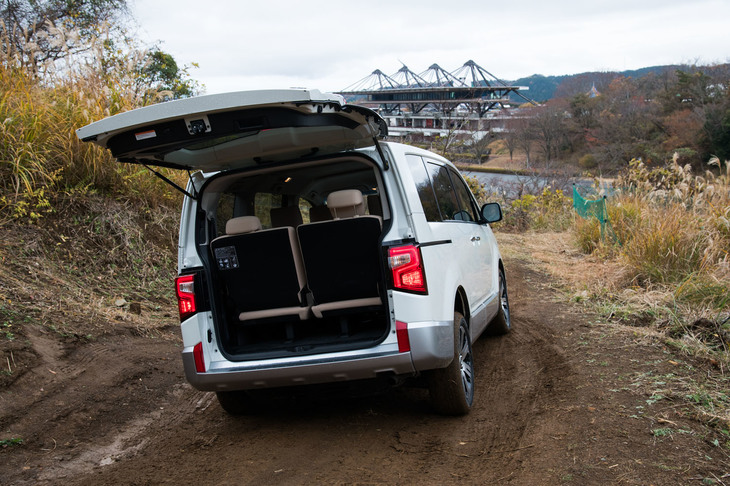 ミニバンらしからぬボディー剛性の高さは従来どおり。写真のような傾斜地でもリアゲートがしっかりと開閉するほか、スライドドアも問題なく作動する。