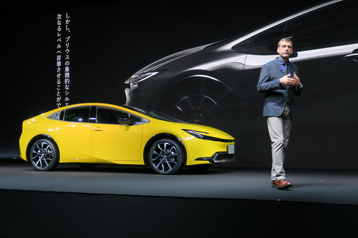 新型「トヨタ・プリウス」の特徴を説明するハンフリーズ氏。パワートレインには1.8リッターと2リッターのハイブリッド、2リッターのプラグインハイブリッドが用意される。