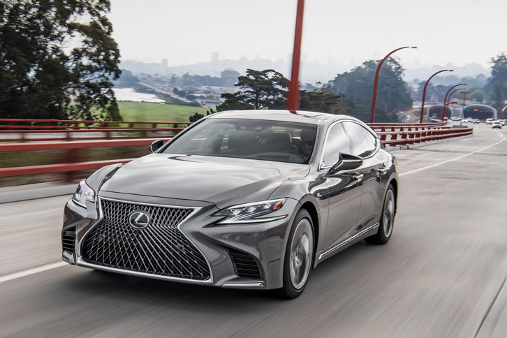 新型「LS」には、前走車追従機能付きクルーズコントロールはもちろん、操舵支援機能のレーントレーシングアシスト、レーンチェンジアシスト、操舵支援機能付きのプリクラッシュセーフティーシステム、ドライバー異常時停車支援システムなど、さまざまな運転支援システムが用意されている。