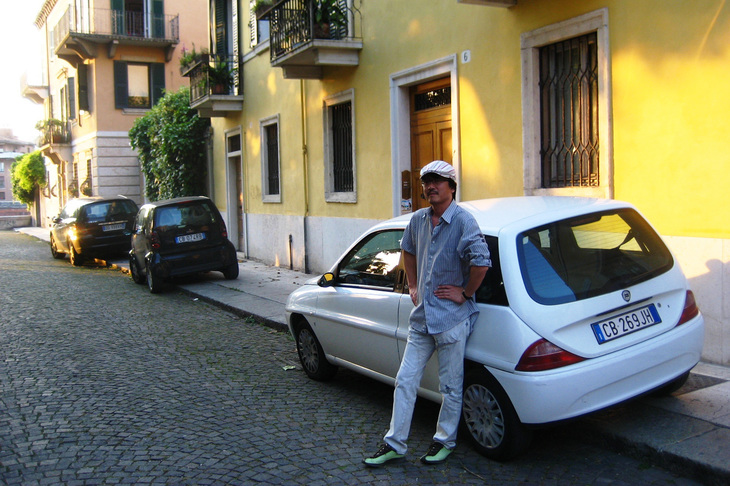 イタリアのヴェローナの街角で、路駐してあった「ランチア・イプシロン」と。